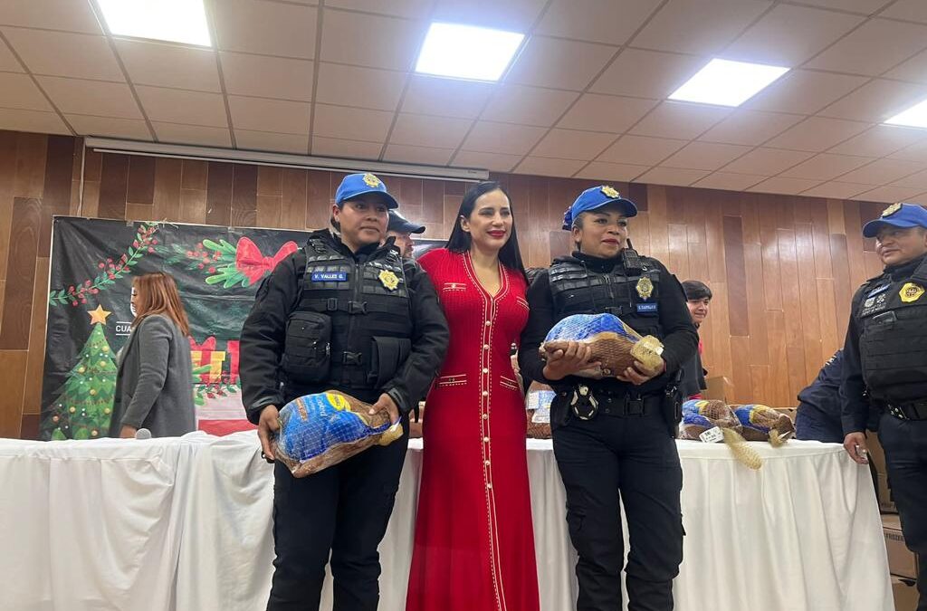 La alcaldesa de Cuauhtémoc, Sandra Cuevas, entregó pavos a policías de la demarcación