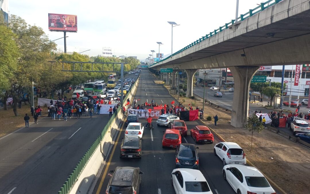 Trabajadores del Colegio de Bachilleres bloquean distintos puntos de la CDMX