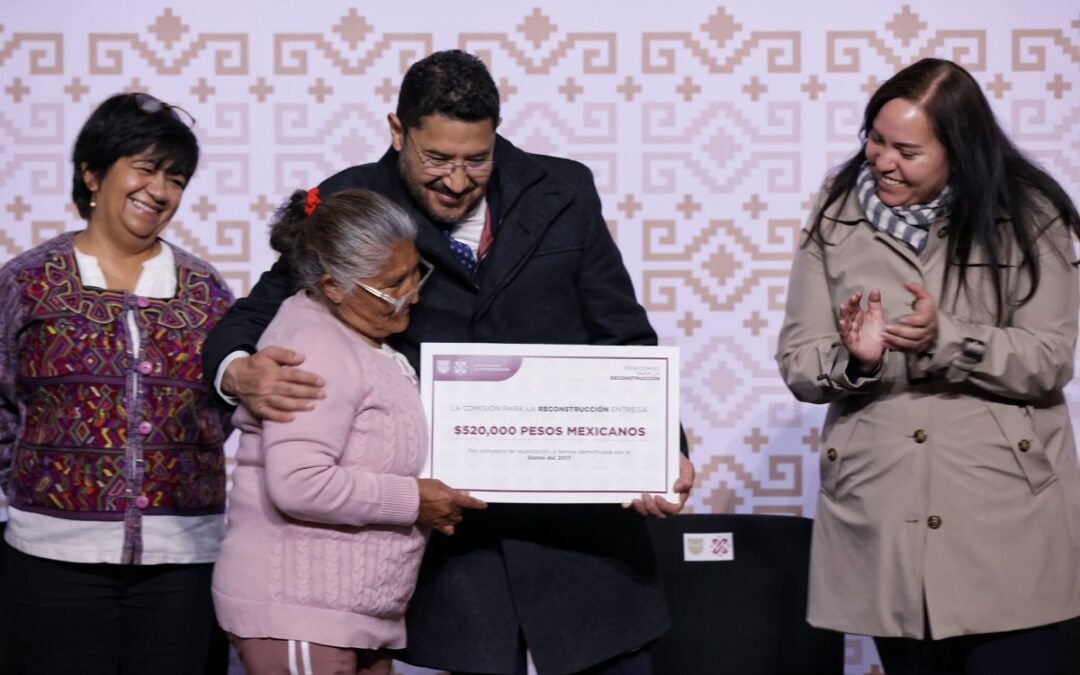 Entrega Martí Batres apoyos a familias damnificadas por el sismo de 2017