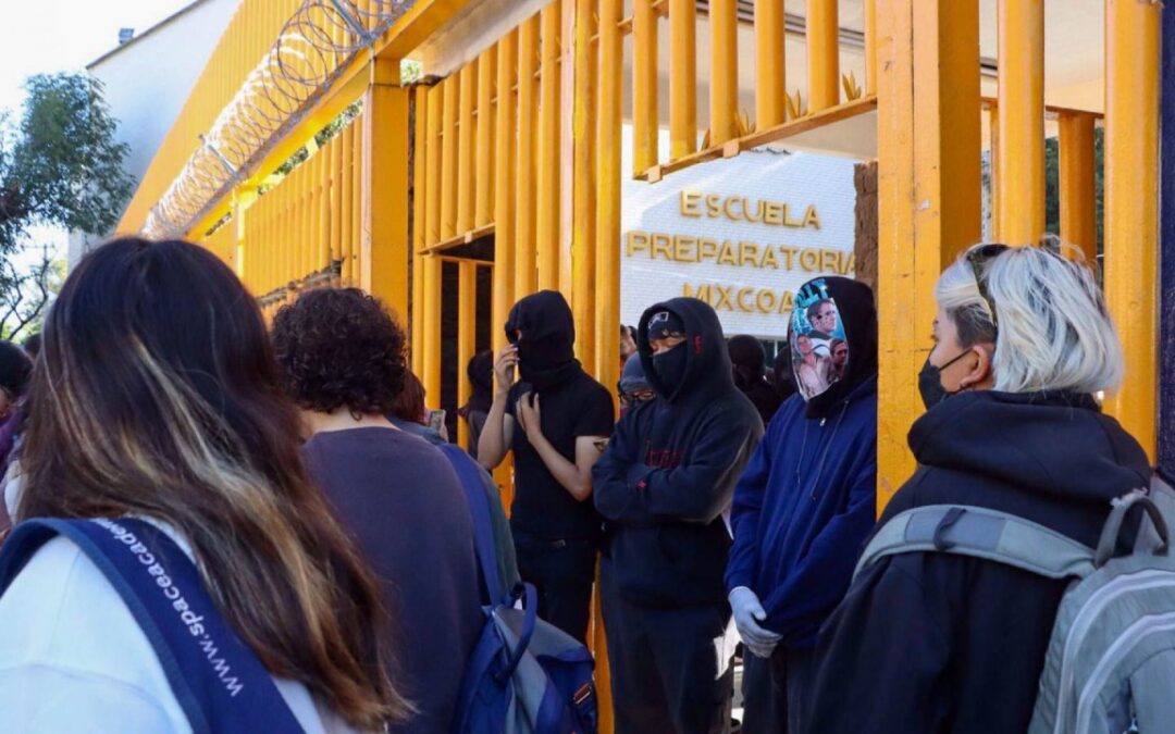 Encapuchados toman instalaciones de la preparatoria 8 de la UNAM