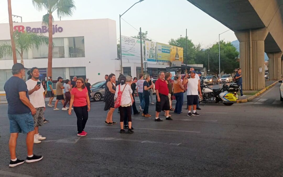 Vecinos de San Simón protestan ante escasez de agua en Eje 2 Norte