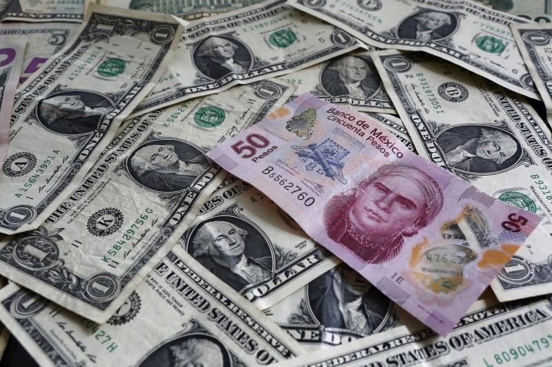 ¡REBOTE! Peso mexicano vuelve a caer, precio del dólar hoy sobre 17.00, ¿por qué?