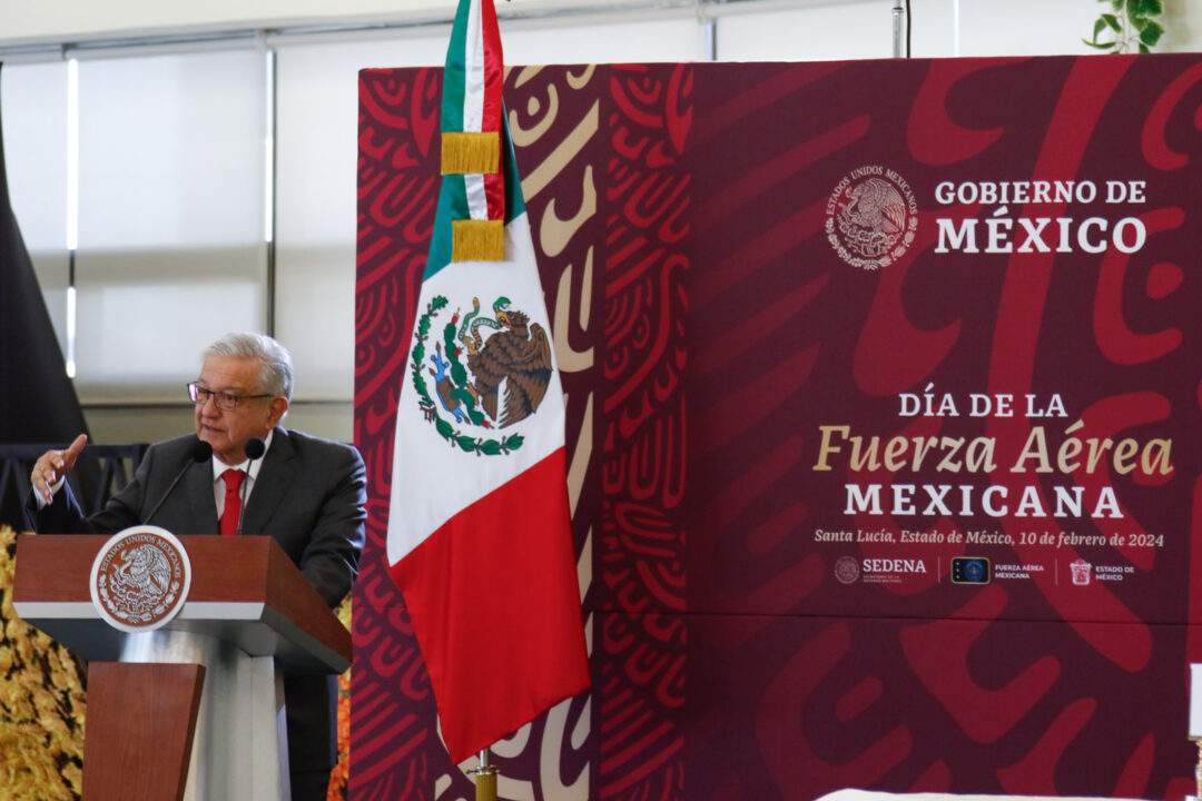 El presidente Andrés Manuel López Obrador reconoció las acciones de la Fuerza Aérea Mexicana (FAM) en materia cívica y de desarrollo, desde su creación en 1915, para el beneficio del pueblo de México. 