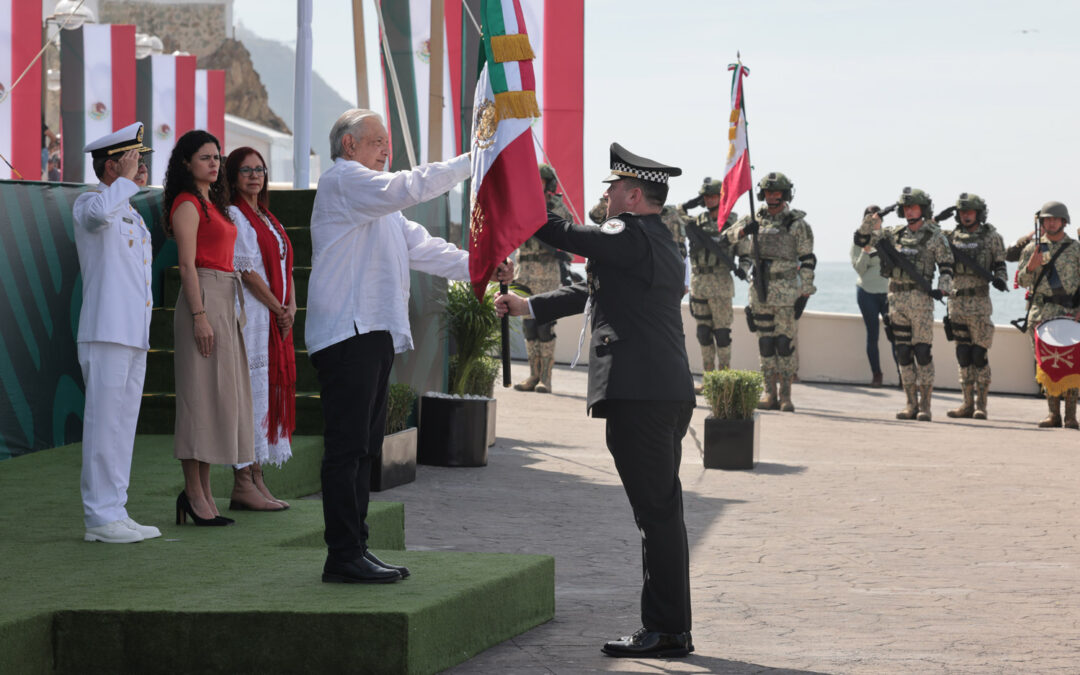 Encabeza AMLO ceremonia del Día de la Bandera en Mazatlán