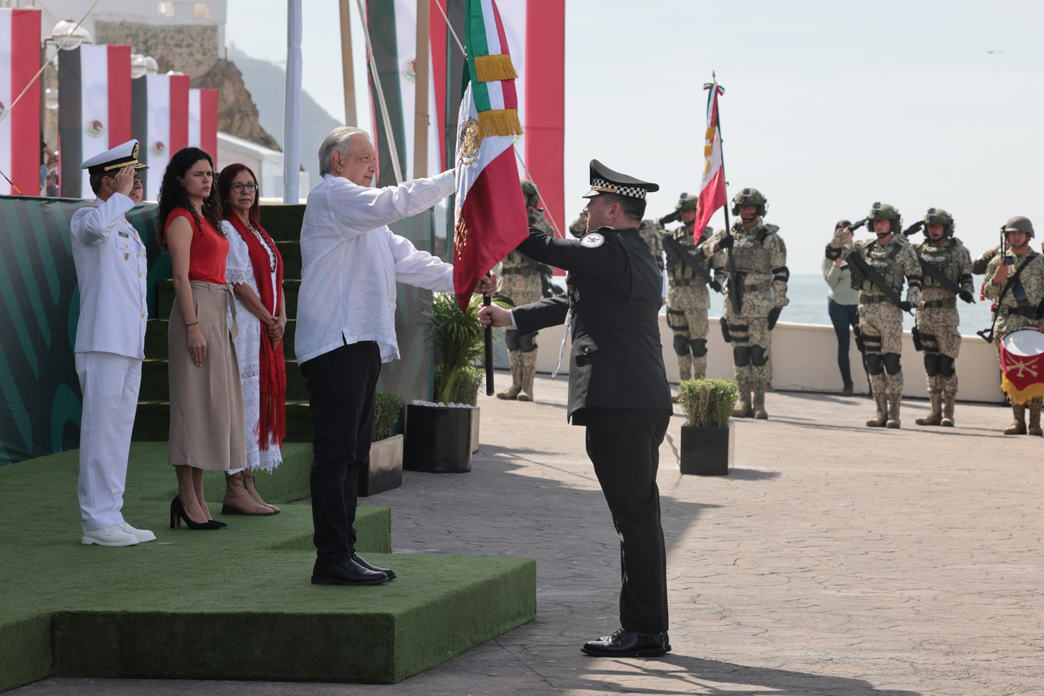 Encabeza AMLO ceremonia del Día de la Bandera en Mazatlán 1