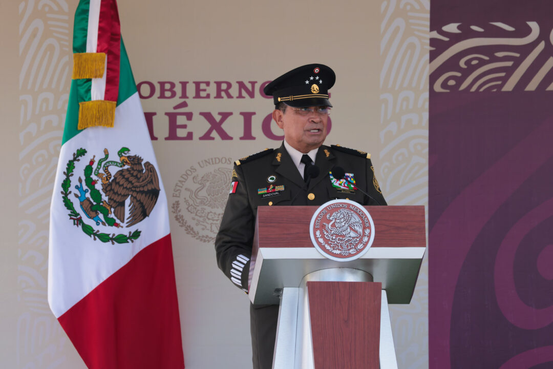 Encabeza AMLO ceremonia del Día de la Bandera en Mazatlán 1