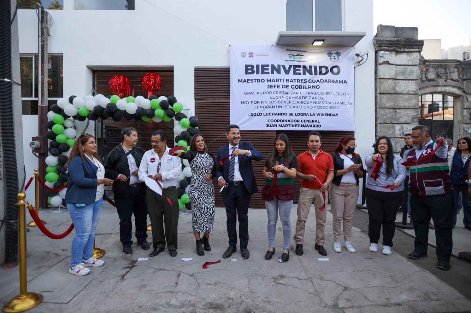 Entrega Martí Batres llaves de 35 viviendas a familias de la Unidad Habitacional Arboledas 1
