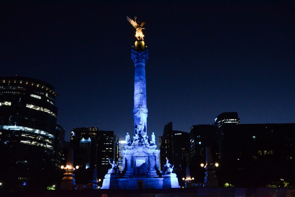 Ilumina Gobierno capitalino monumentos y edificios emblemáticos por el Día Internacional de la Lengua Materna 2