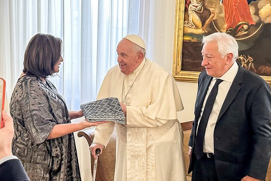 Se reúne Xóchitl Gálvez con su Santidad el Papa Francisco (2)