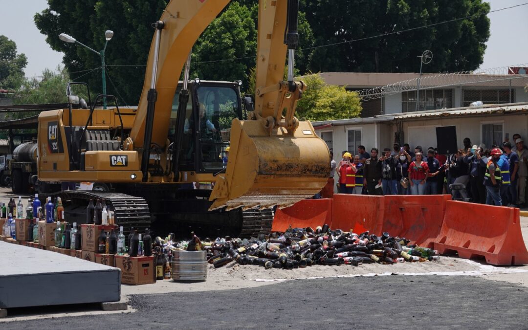 Eliminan más de dos toneladas de alcohol sustraído en chelerías de Coyoacán