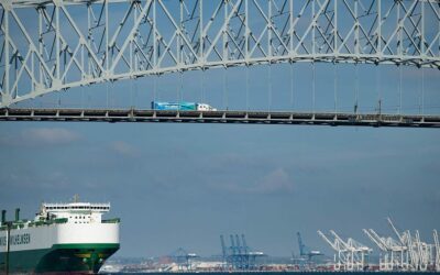 Barco choca contra puente de Baltimore, provoca su colapso y hundimiento de autos