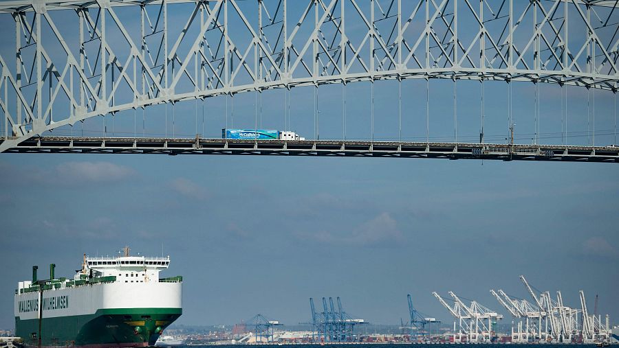 Barco choca contra puente de Baltimore, provoca su colapso y hundimiento de autos