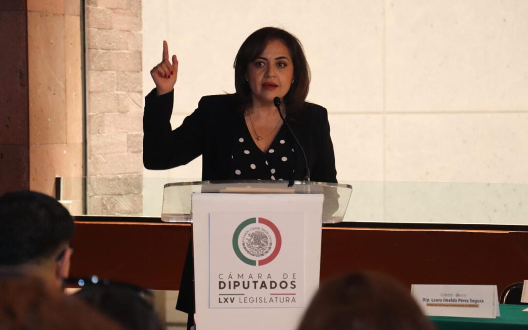 Entrega buró parlamentario reconocimiento a Ana Lilia Herrera