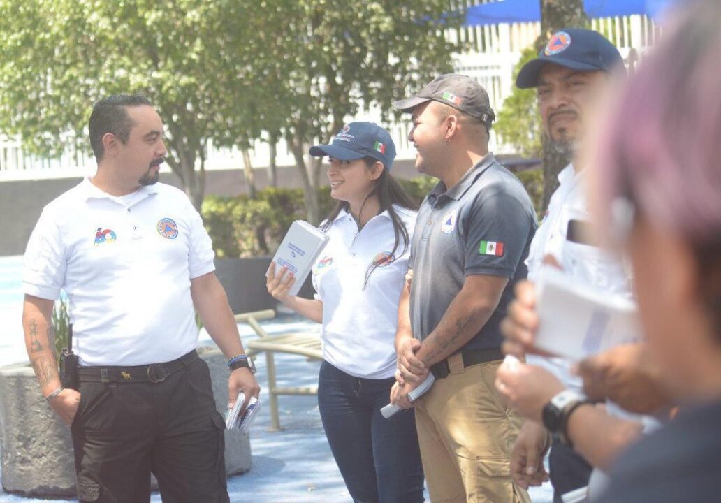 Alcaldía ÁO brinda a vecinos información de protección civil en casos de sismo