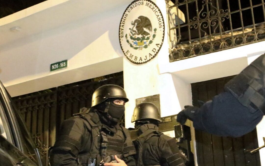 Exhiben imágenes del allanamiento policial en Embajada de México en Ecuador
