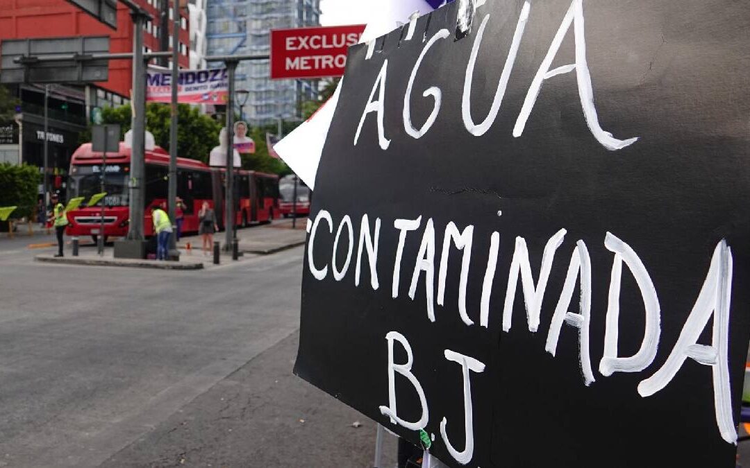 Batres afirma agua limpia en Benito Juárez, vecinos lo niegan: ‘Huele a gasolina’