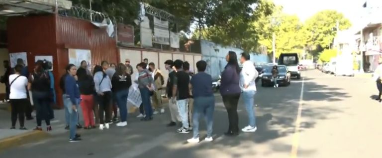 Padres de Familia bloquean Vallejo en protesta por presunto abuso sexual de maestro en secundaria