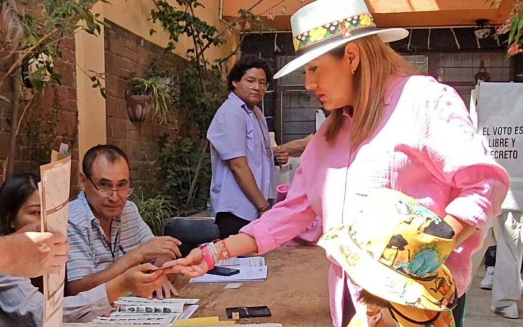 Alfa González, emite su voto y se muestra optimista