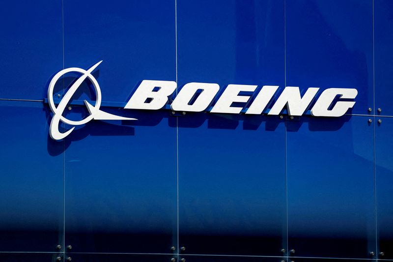 Con el fin de mejorar la seguridad aérea, la Administración Federal de Aviación (FAA) ha anunciado su compromiso de exigir responsabilidades a Boeing (NYSE:BA) por sus procesos de fabricación y de revisar su sistema de gestión de la seguridad. El administrador de la FAA, Mike Whitaker, se dirigirá el martes a un subcomité de aviación de la Cámara de Representantes de EE.UU. para detallar la determinación de la agencia de garantizar que Boeing resuelva los problemas sistémicos de calidad de la producción. La declaración de Whitaker subraya que Boeing necesita introducir cambios significativos en su sistema de calidad. Se trata de reforzar las capas de seguridad para evitar futuros incidentes. Esto se produce tras un suceso reciente en el que un avión Boeing 737 MAX 9 sufrió un accidente de despresurización rápida el 5 de enero de 2024. El Administrador de la FAA ha expresado su disposición a utilizar toda su autoridad para exigir responsabilidades. Esto se aplica no sólo a fabricantes como Boeing, sino también a las compañías aéreas y a las operaciones de la propia FAA. El próximo testimonio de Whitaker ante el Congreso marca un paso crucial en los esfuerzos de la FAA por dar prioridad a la seguridad y restaurar la confianza en los procesos reguladores de la industria de la aviación. Reuters ha contribuido a este artículo. La FAA renovará la supervisión de la seguridad y exigirá responsabilidades a Boeing-investing