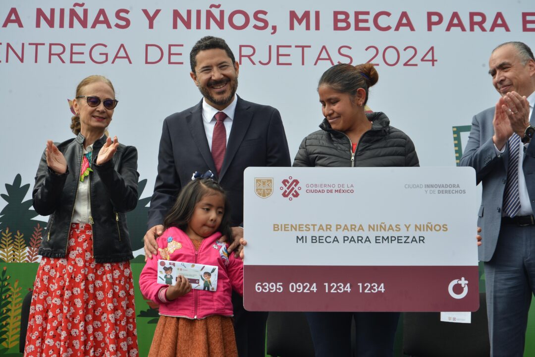 Reciben estudiantes de la CDMX tarjetas “Mi Beca para Empezar”