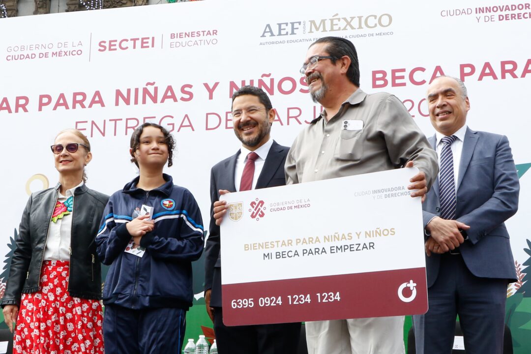 Reciben estudiantes de la CDMX tarjetas “Mi Beca para Empezar”